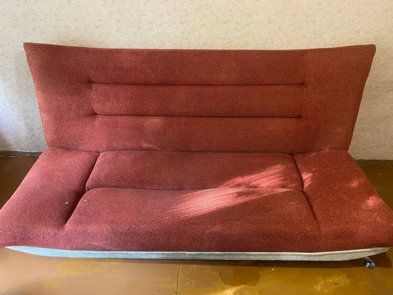 Rosa Sofa in Münster nach der schonenden Reinigung — fleckenfrei aufgefrischt