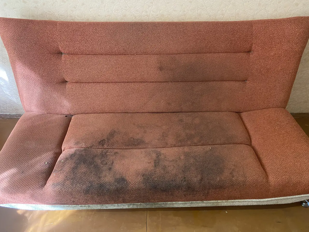 Rosa Sofa in Münster vor der schonenden Reinigung — sichtbare Flecken