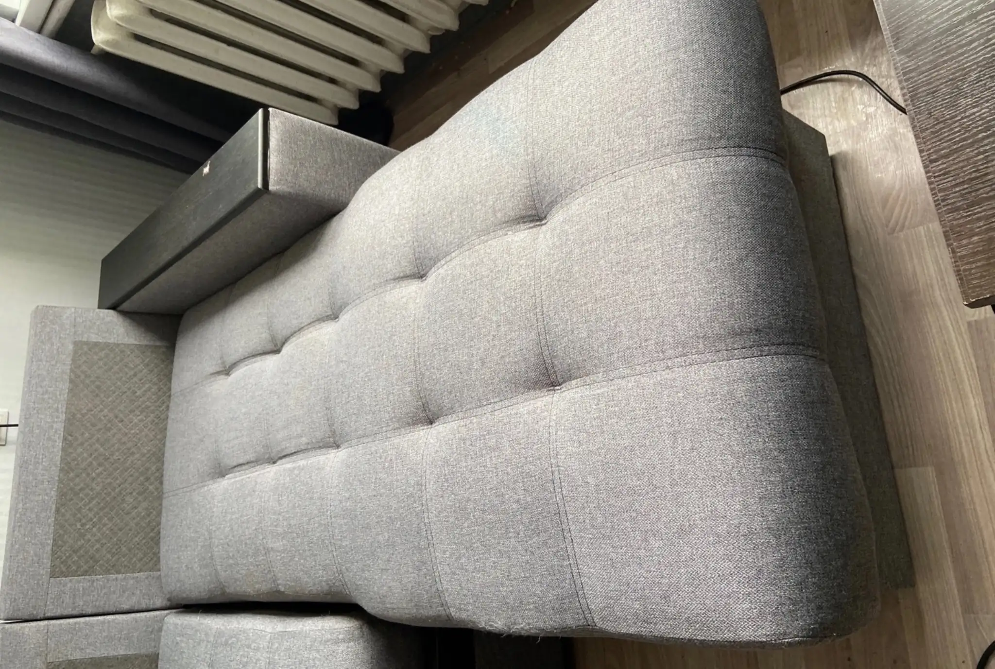 Sauberes graues Sofa nach der professionellen Reinigung in Krefeld