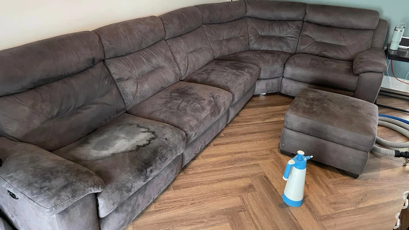 Stark verschmutztes Couch vor professioneller Polsterreinigung