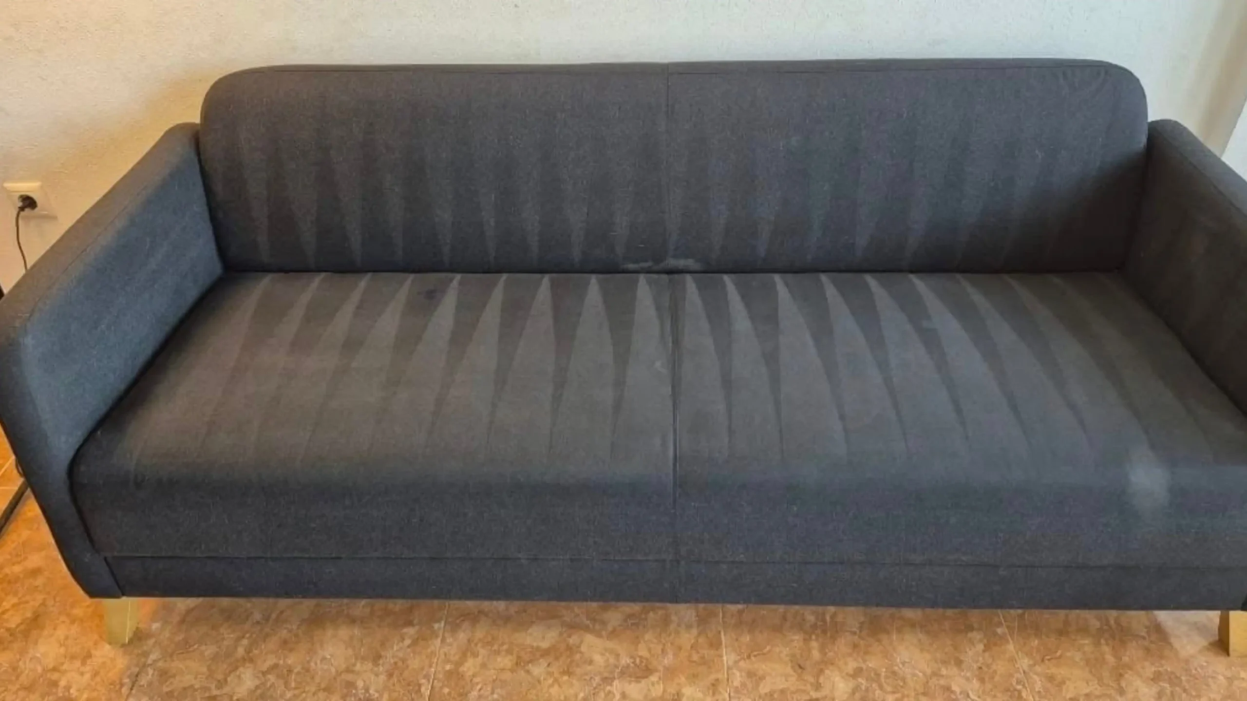 Couch mit klaren Reinigungslinien nach der professionellen Pflege in Dortmund