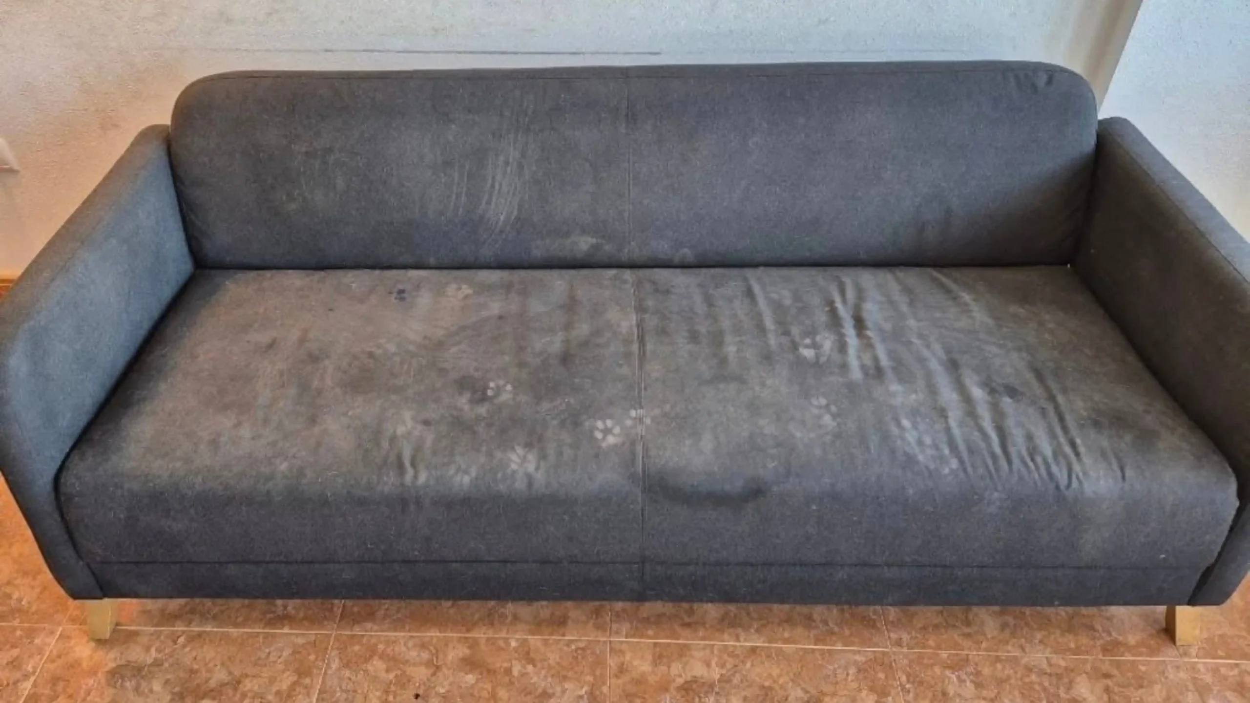 Vorher: Couch mit Flecken und Schmutz in Dortmund