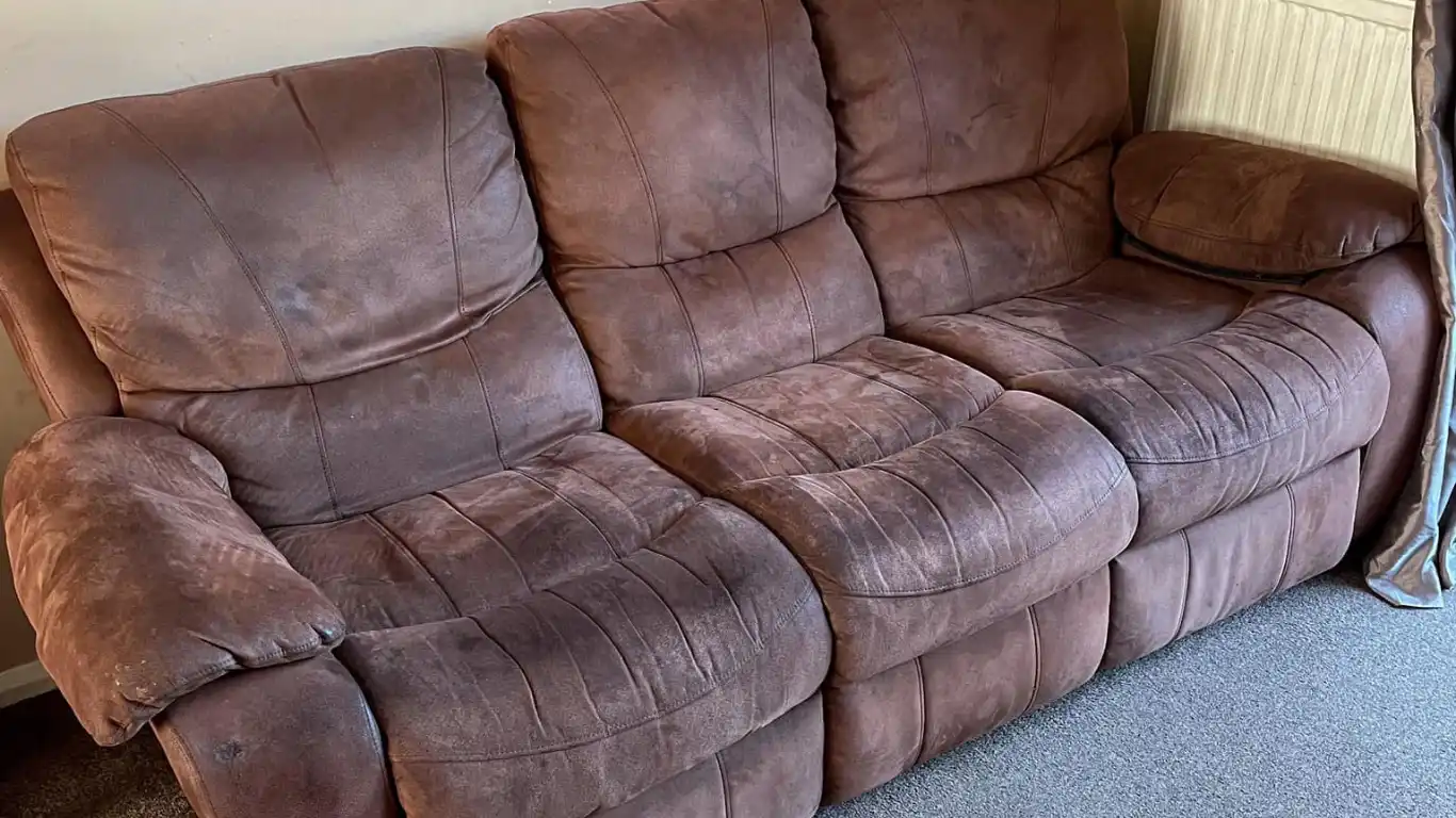 Verschmutztes braunes Sofa mit sichtbaren Gebrauchsspuren vor der Reinigung in Dortmund