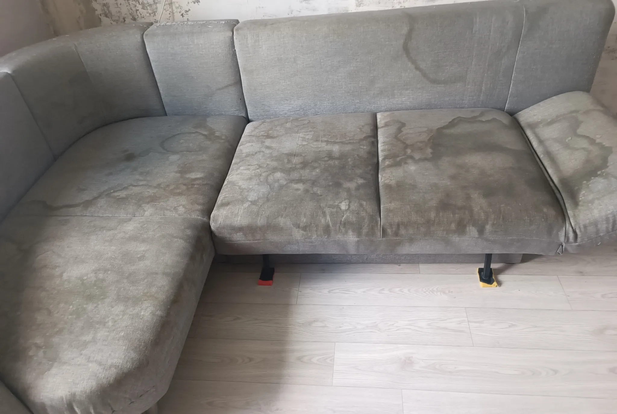 Stark verschmutztes Ecksofa vor der Polsterreinigung in Solingen