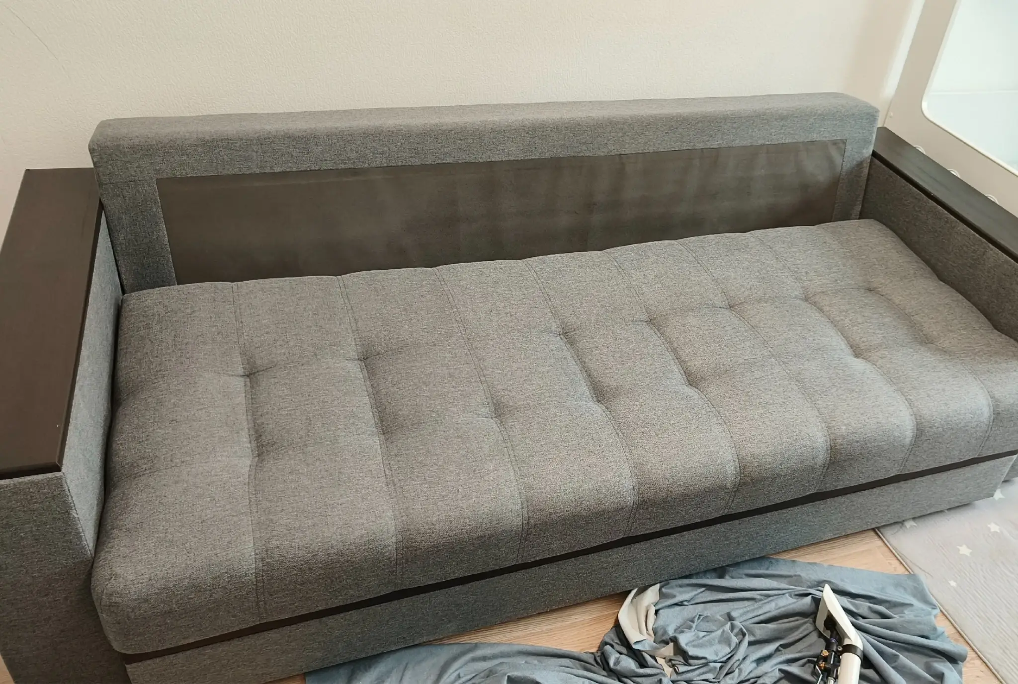 Fleckenfrei und sauber – Sofa nach Reinigung in Mönchengladbach