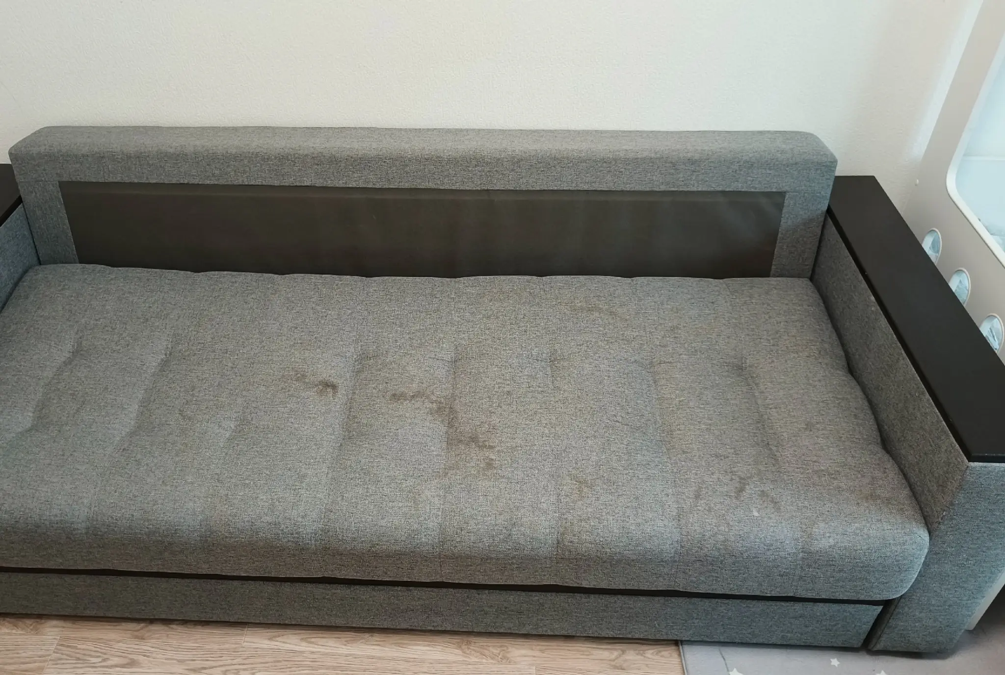 Stark verschmutztes Sofa vor Fleckentfernung in Mönchengladbach