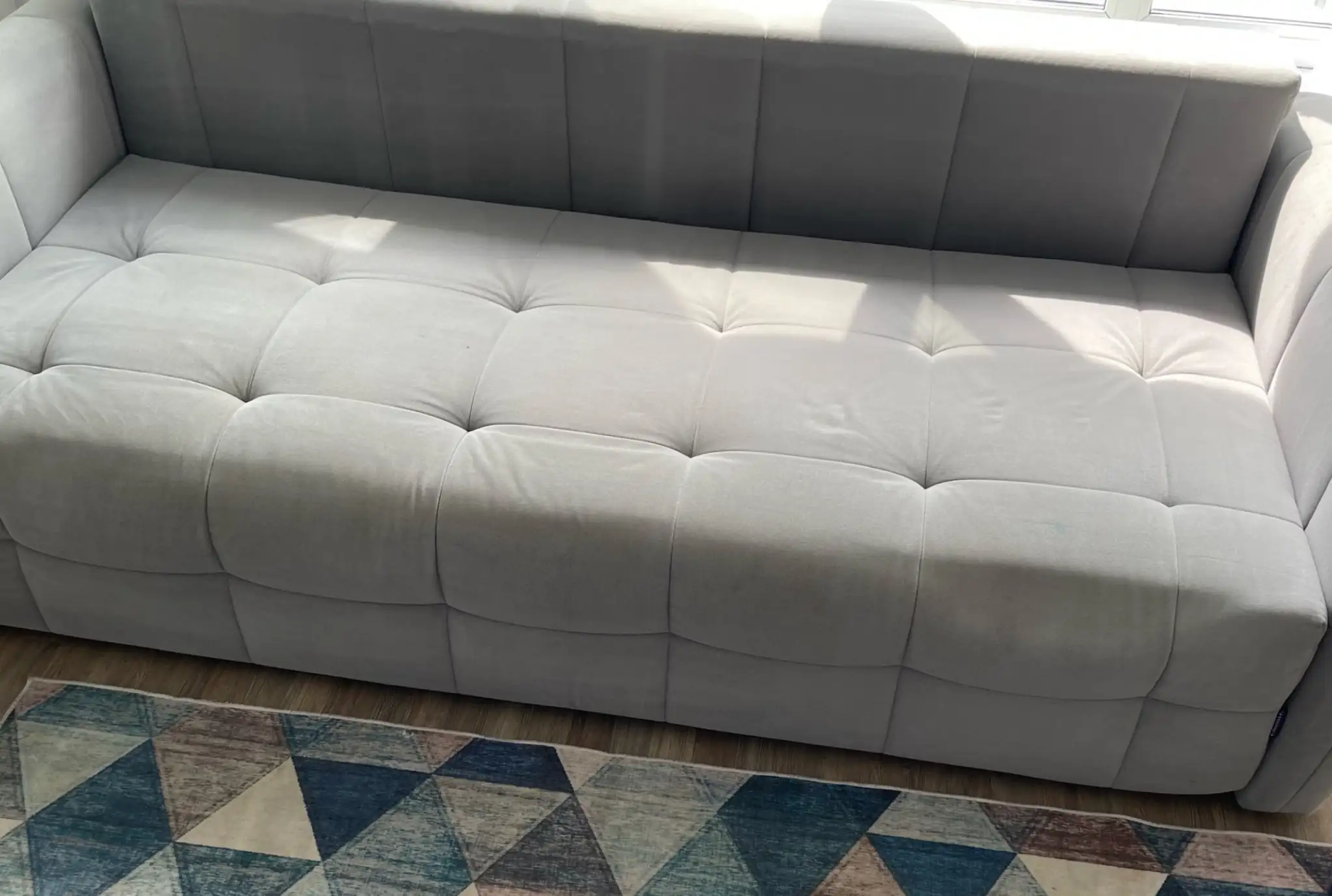Gereinigtes hellgraues Sofa nach Polsterpflege in Krefeld