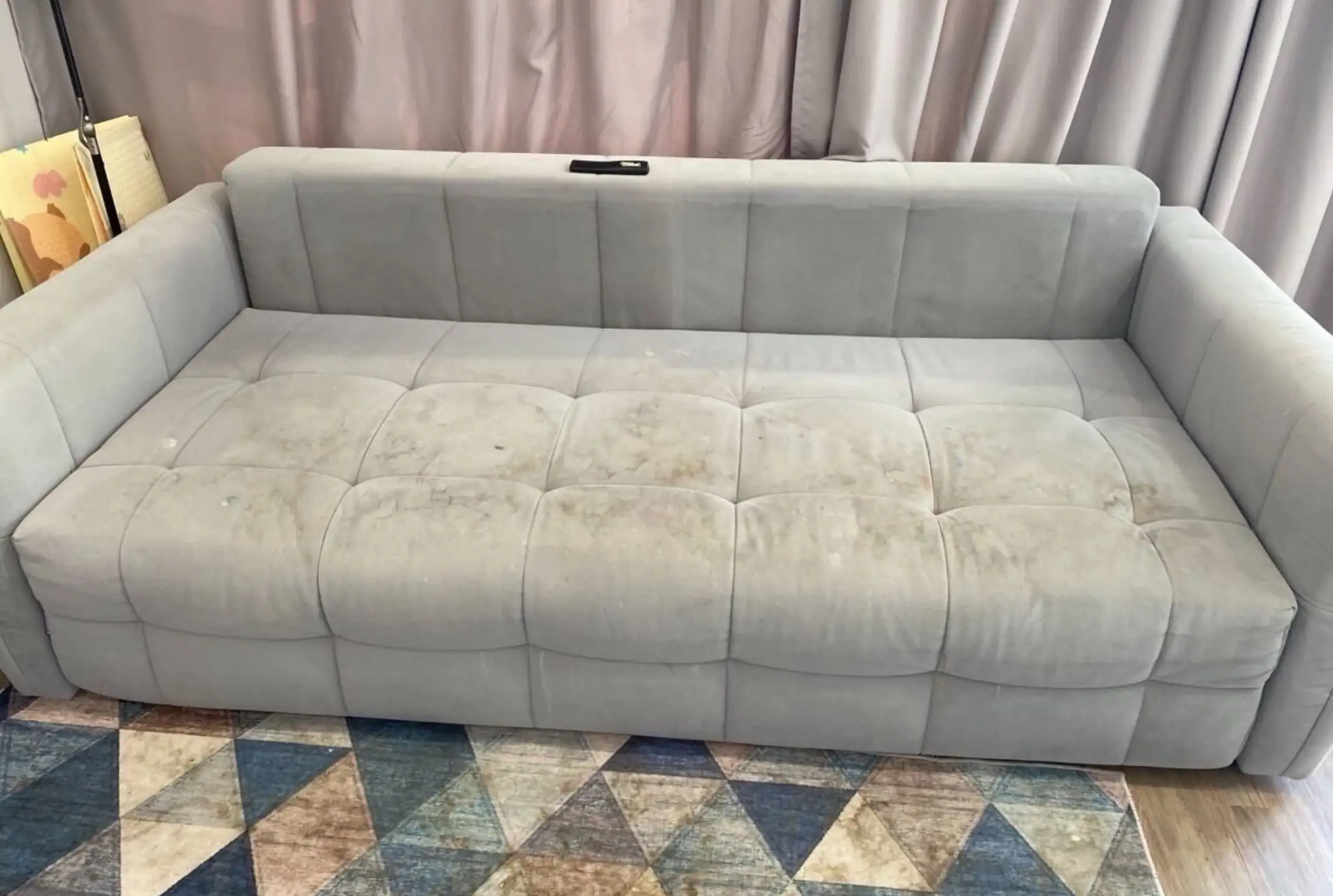 Stark verschmutztes Sofa vor der Reinigung in Krefeld