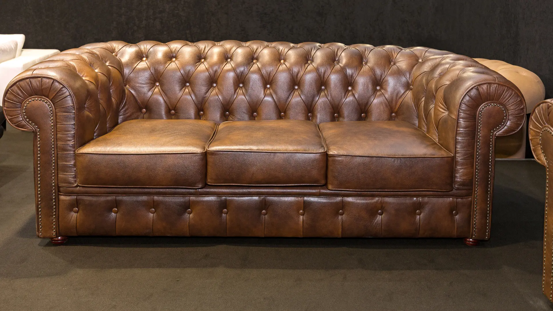 Gepflegtes braunes Chesterfield Ledersofa