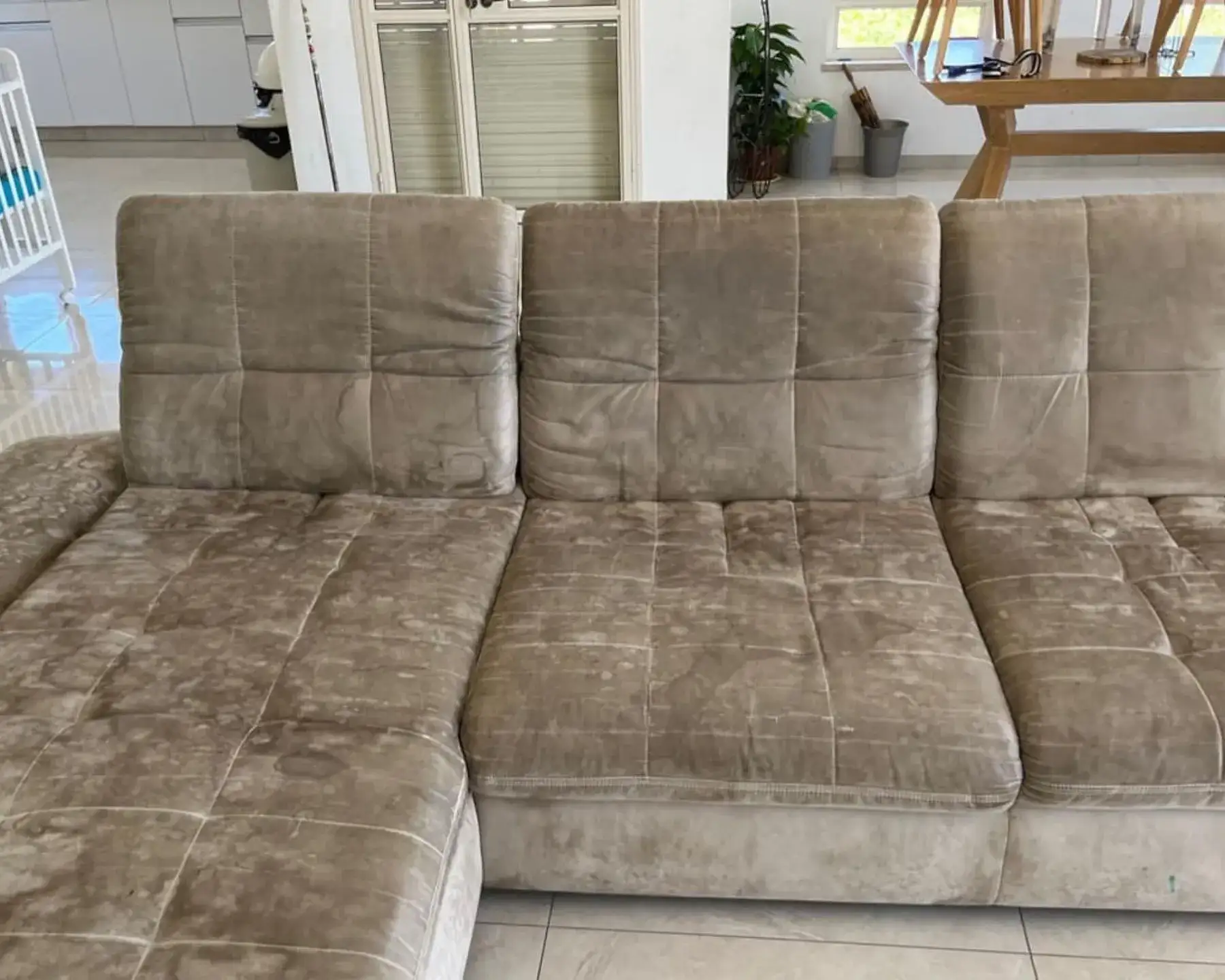 Verschmutztes Sofa vor unserer Behandlung