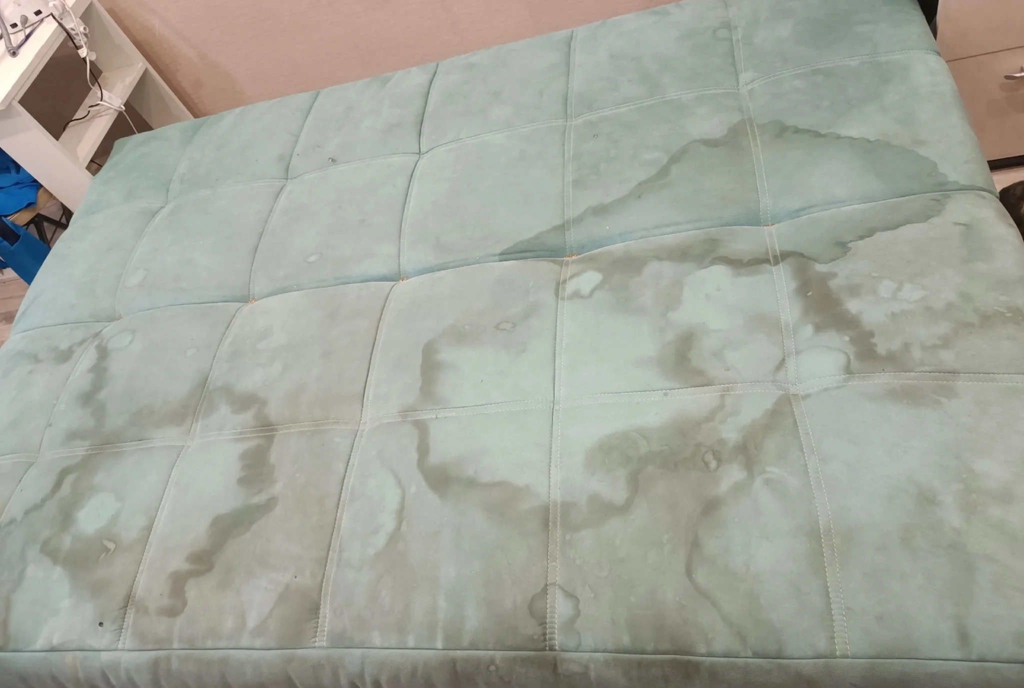 Sofa mit Flecken vor der professionellen Polsterreinigung in Solingen
