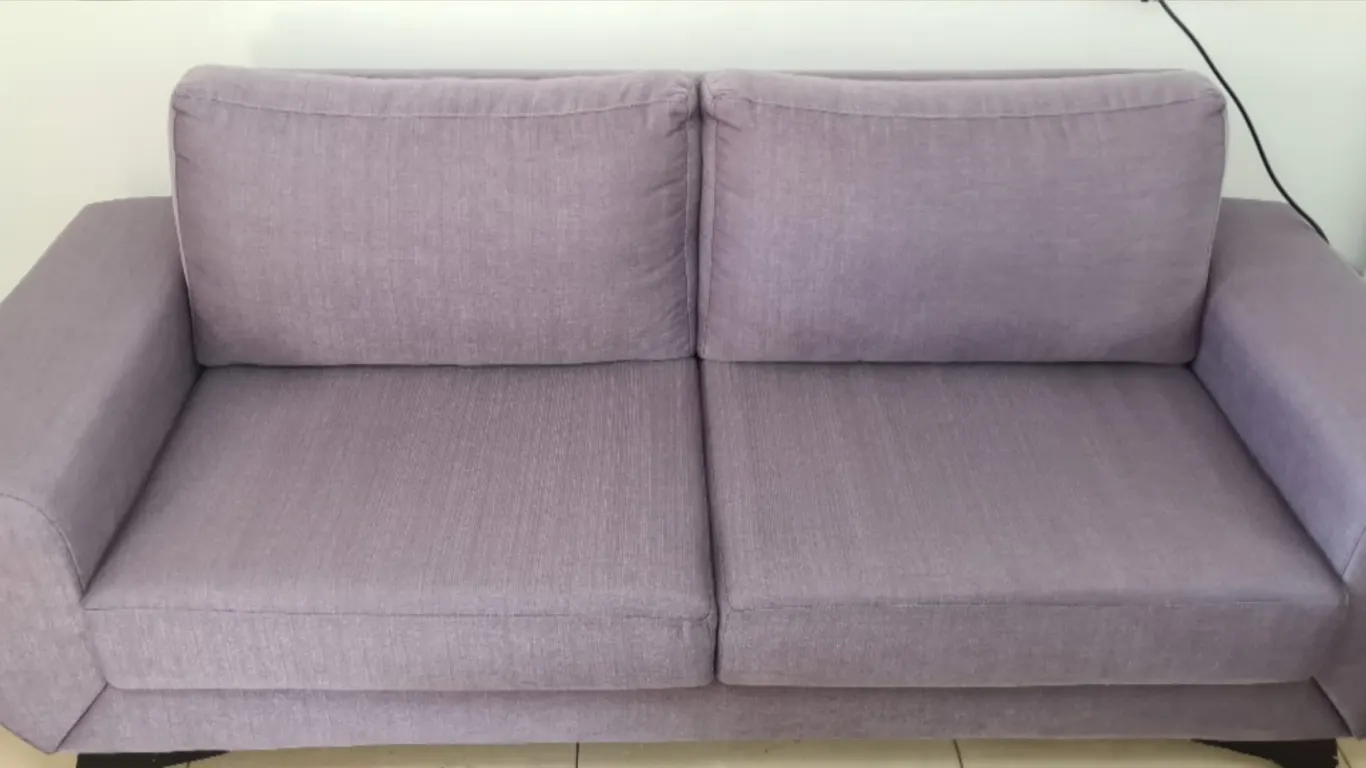 Sichtbar sauberes Sofa nach Fleckenentfernung