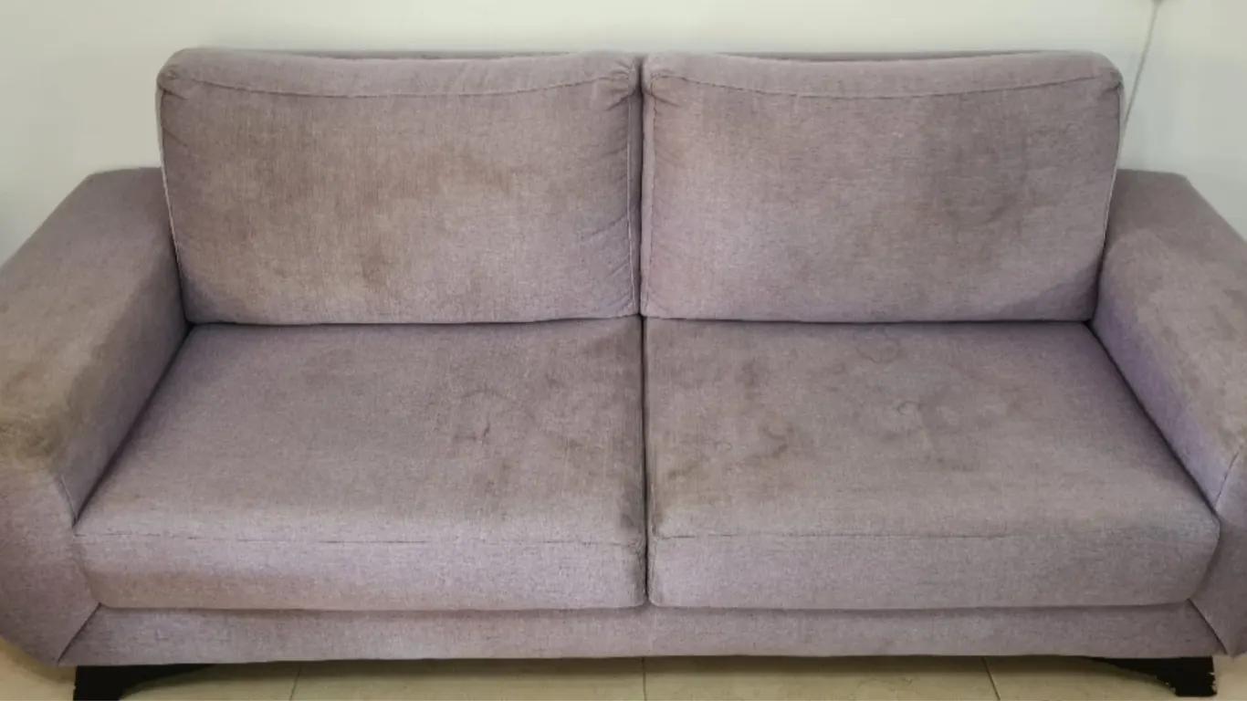 Sofa vor professioneller Reinigung