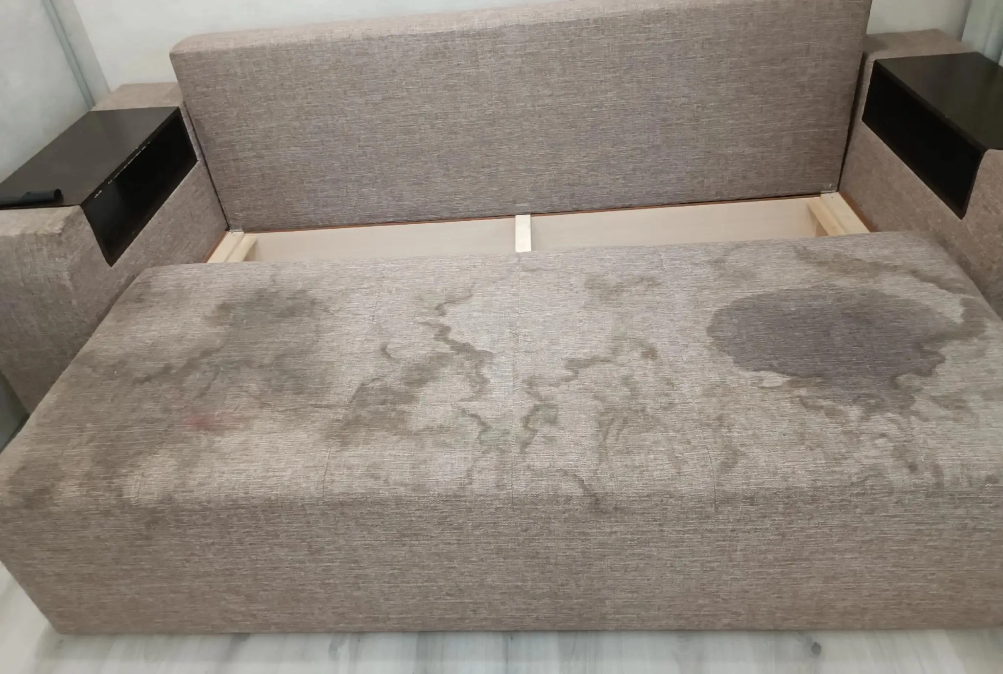 Stark verschmutztes Sofa vor der Reinigung durch Polsterexperten in Solingen