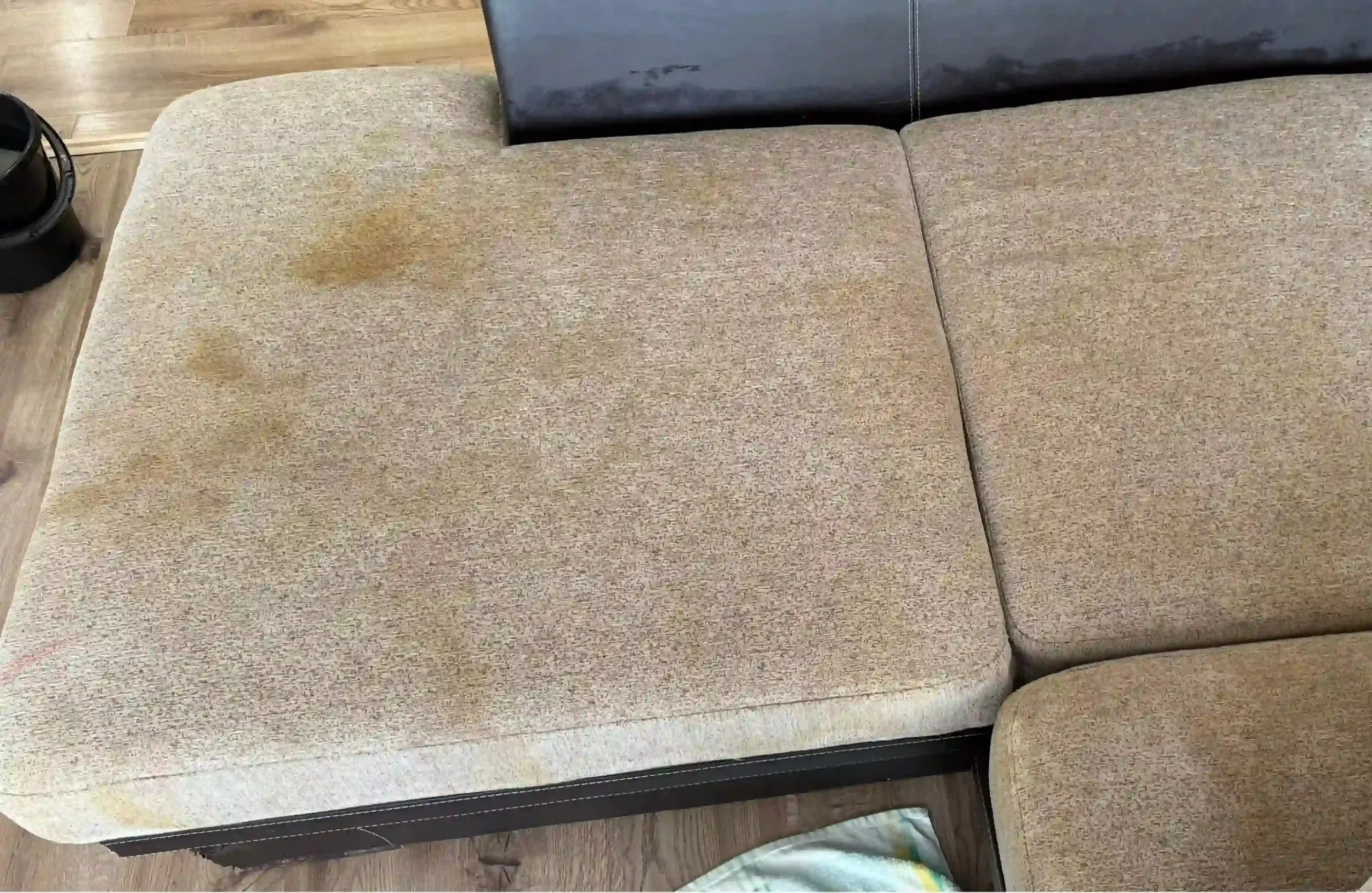 Couch mit großen Flecken in Duisburg vor der Polsterreinigung durch Polsterbiorein
