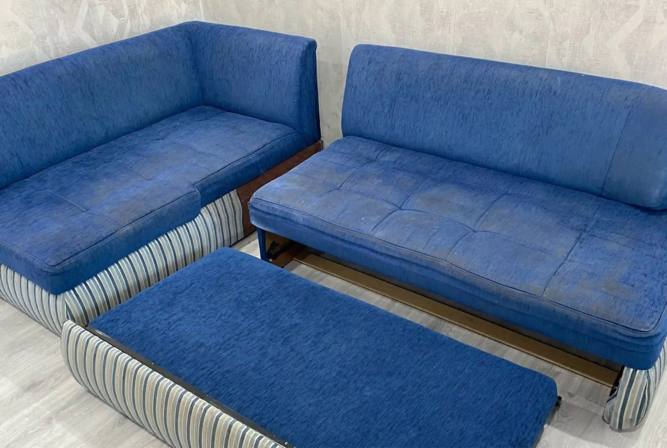 Couch mit starken Verschmutzungen vor der Reinigung in Bochum.