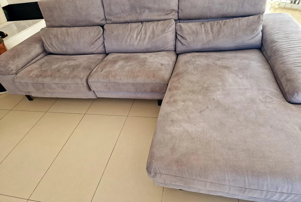 Polsterreinigung in Essen – stark verschmutztes Sofa vorher
