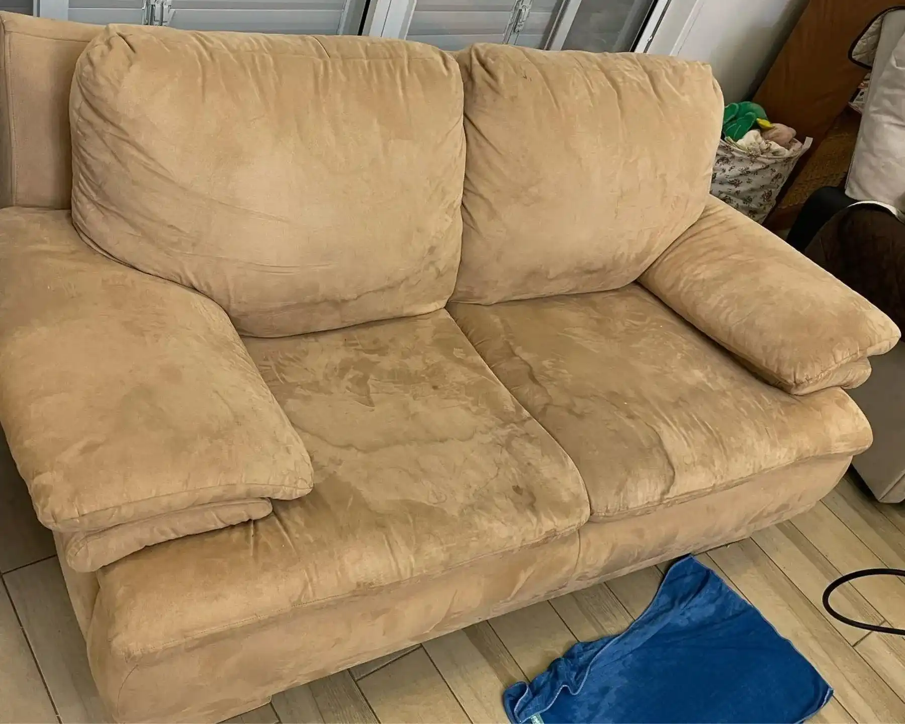 Kunden-Sofa vor der Behandlung