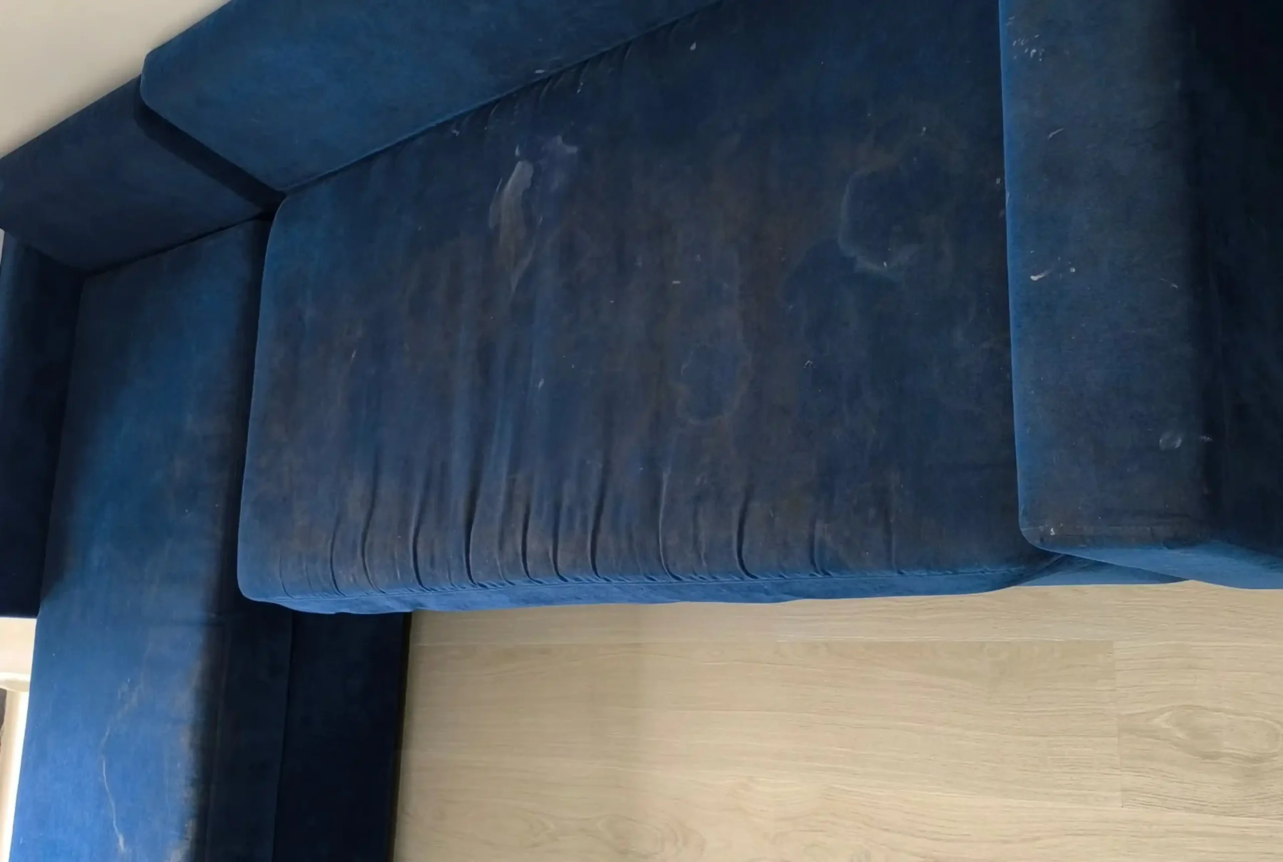 Sofa mit starken Flecken vor der Reinigung in Bochum.