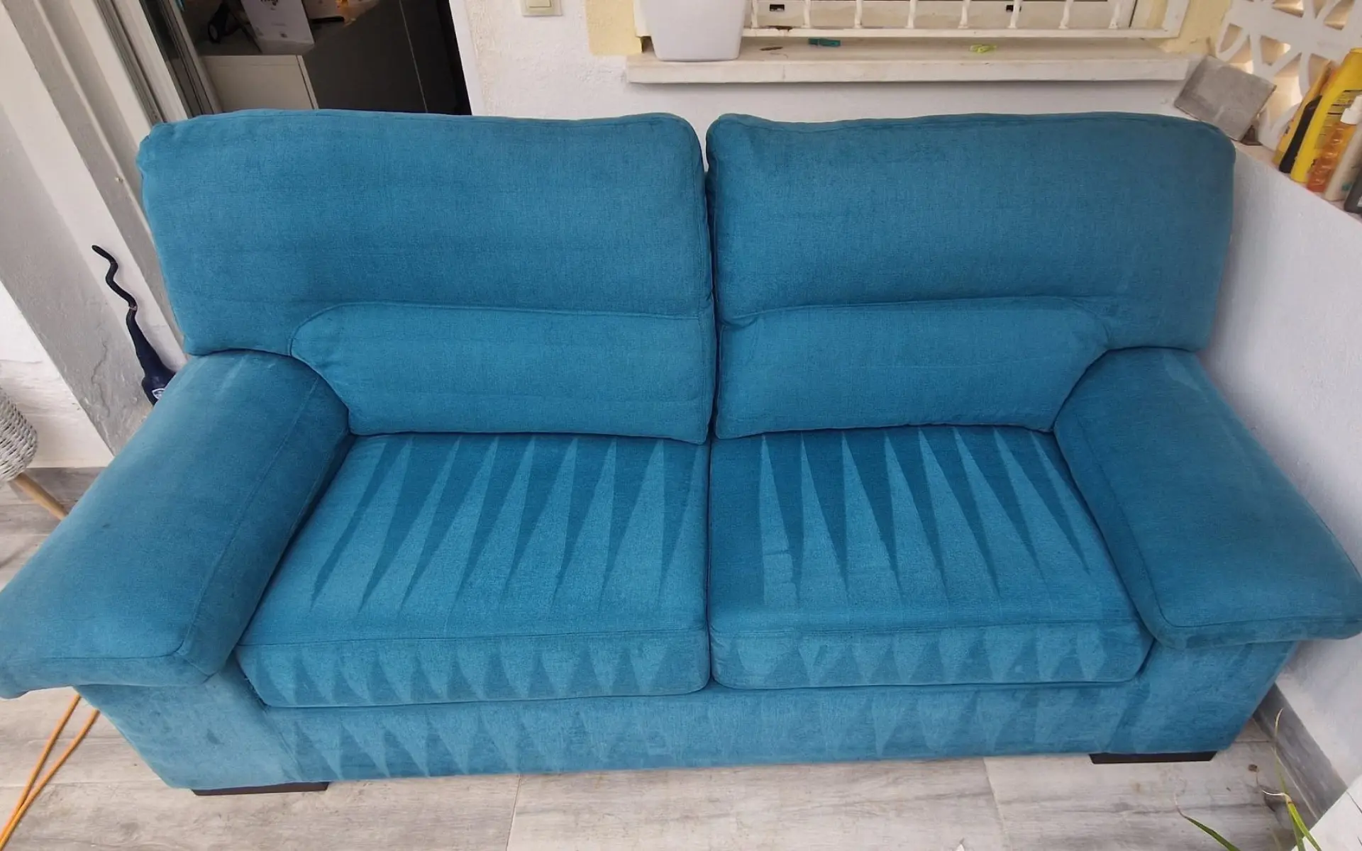Blaues Sofa nach Polsterreinigung in Köln