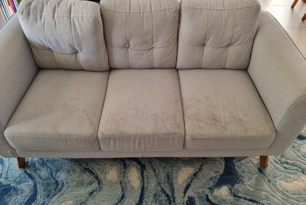Verschmutztes Sofa vor der Reinigung in Essen – professionelle Sofa Pflege