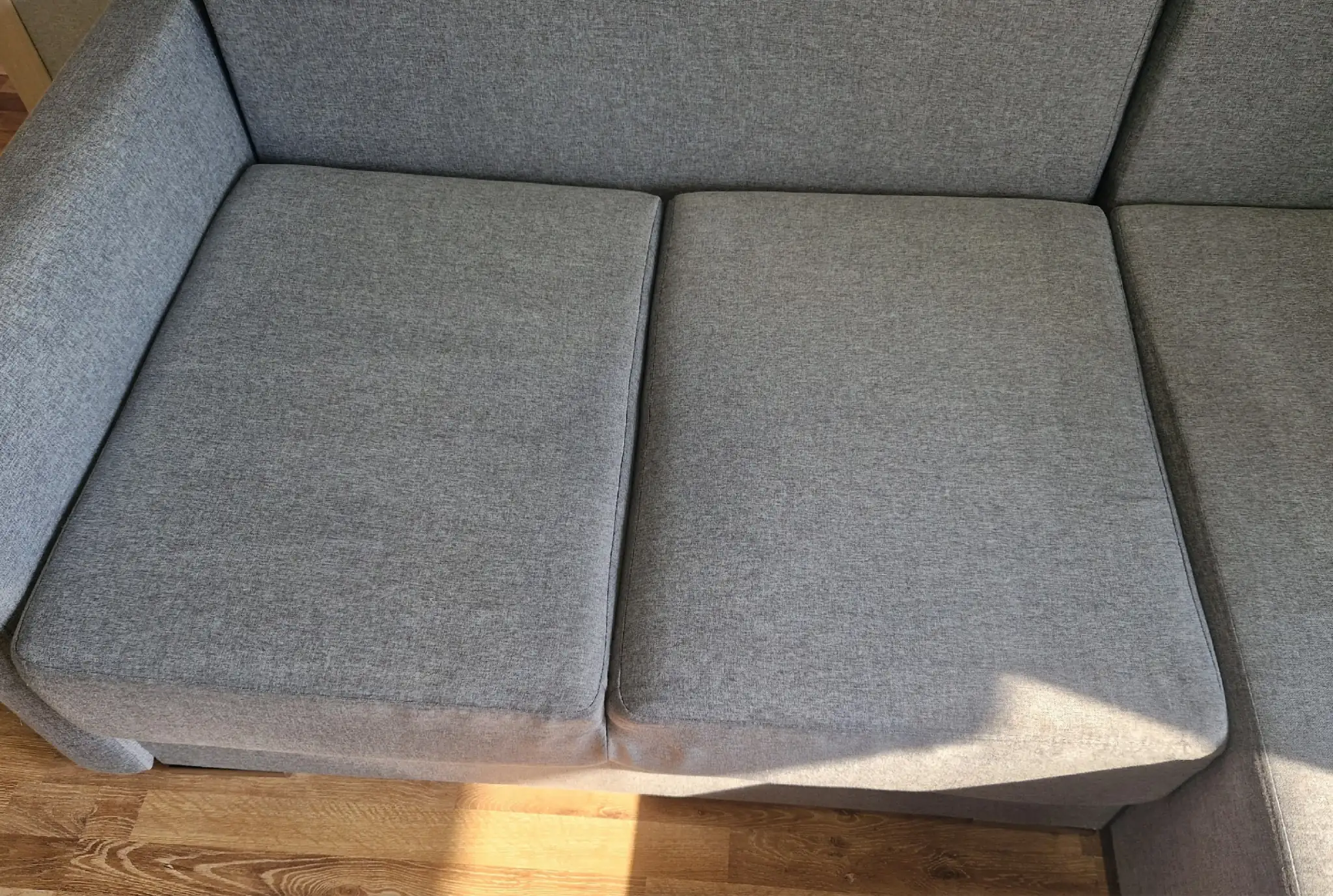 Sichtbar sauberes Sofa nach Polsterreinigung in Krefeld