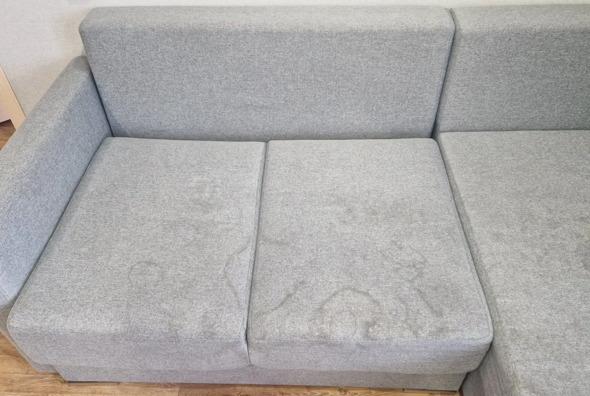 Stoffsofa mit Flecken vor Polsterreinigung in Krefeld