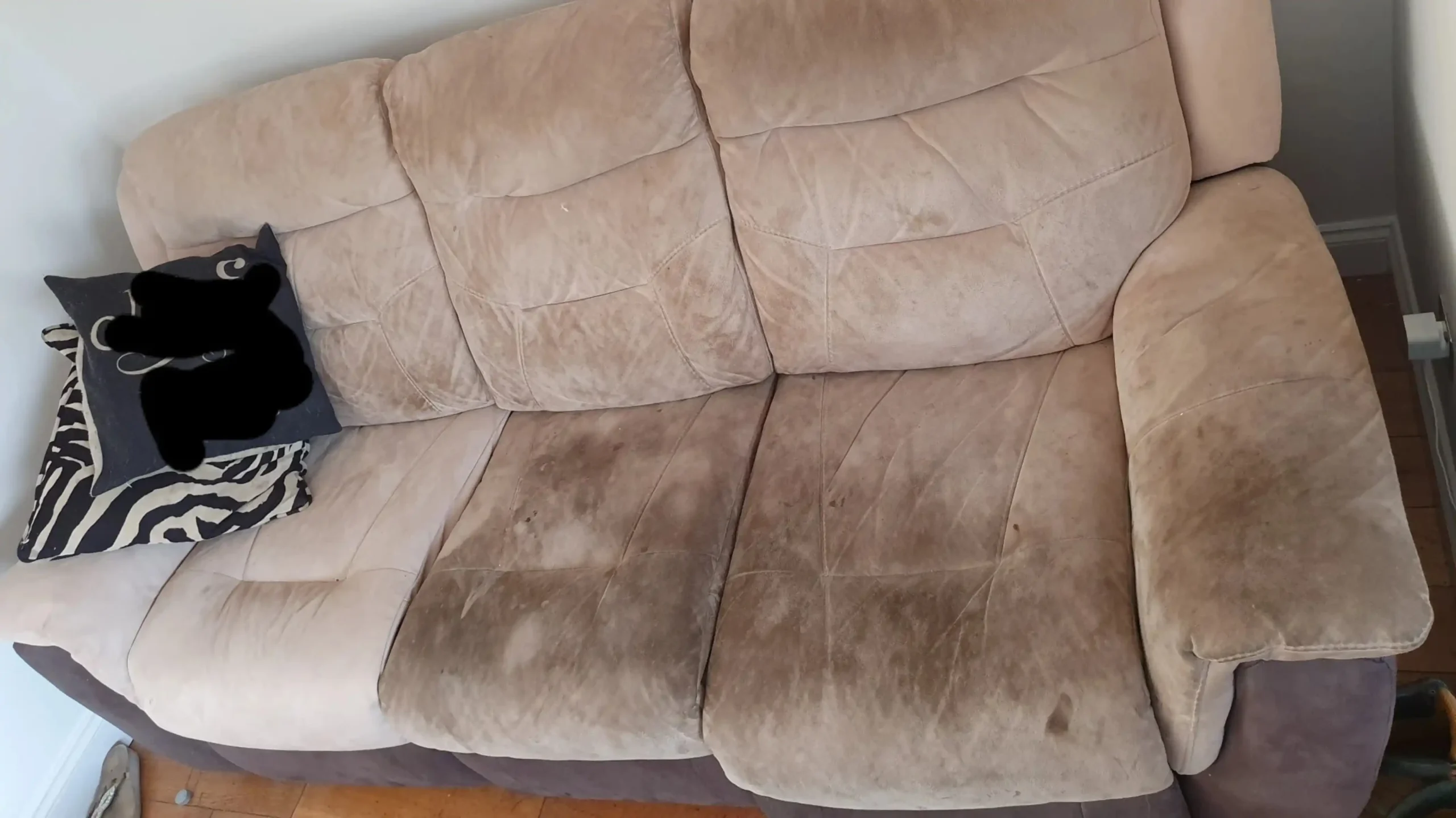 Stark verschmutztes Sofa mit Flecken – vor der Polsterreinigung in Dortmund