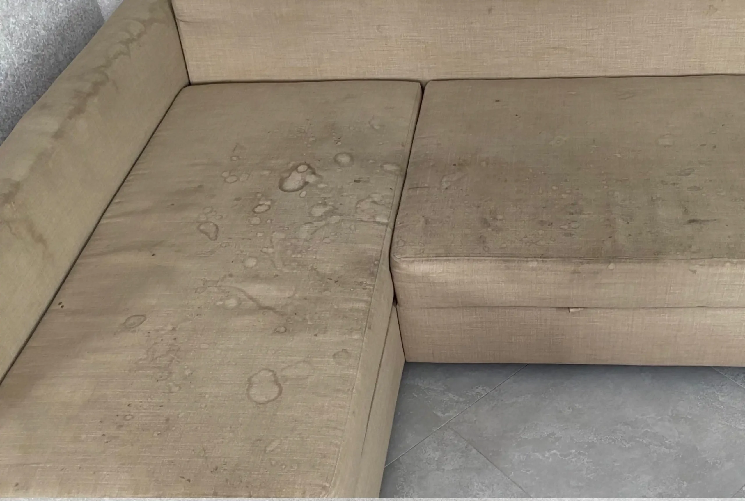 Sofa in Duisburg vor der gründlichen Reinigung durch Polsterbiorein