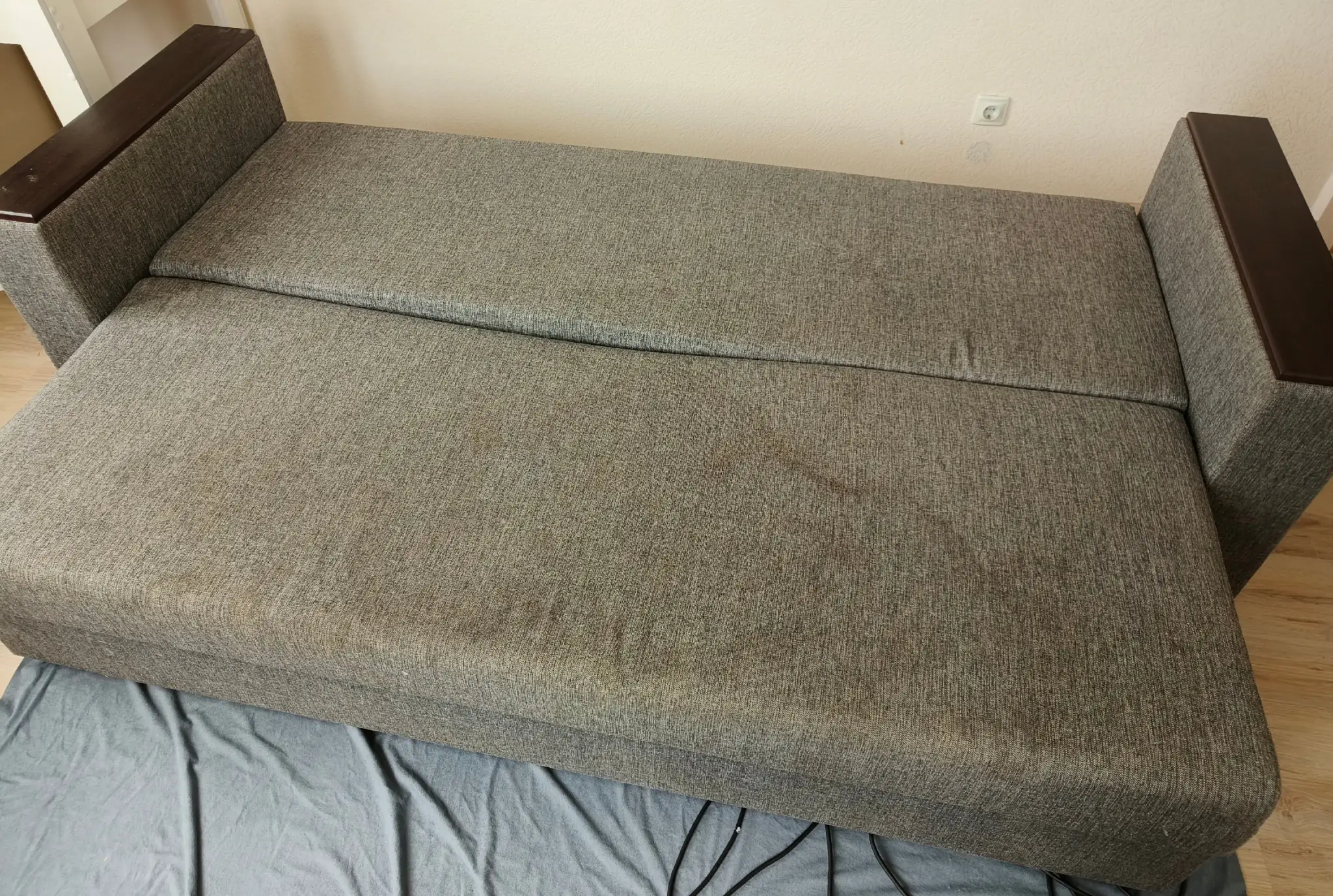 Verschmutztes Sofa vor der Reinigung in Mönchengladbach