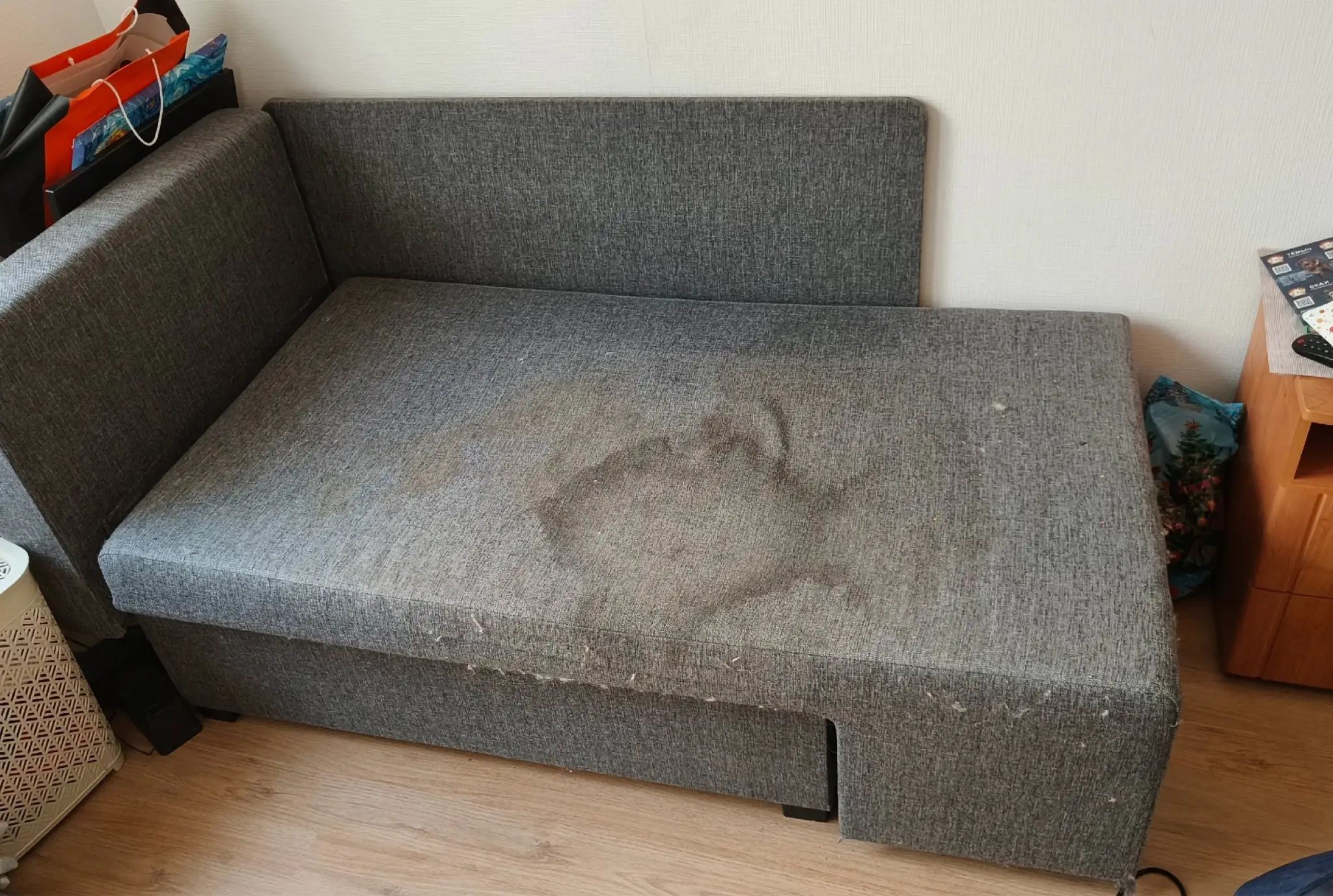 Stoffsofa mit Flecken vor der Polsterreinigung in Mönchengladbach
