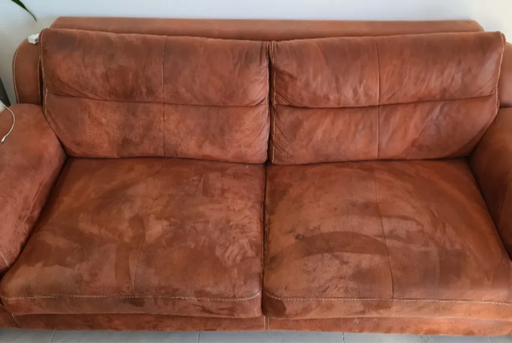 Vorher-Bild einer stark verschmutzten Couch vor der Polsterreinigung in Hagen
