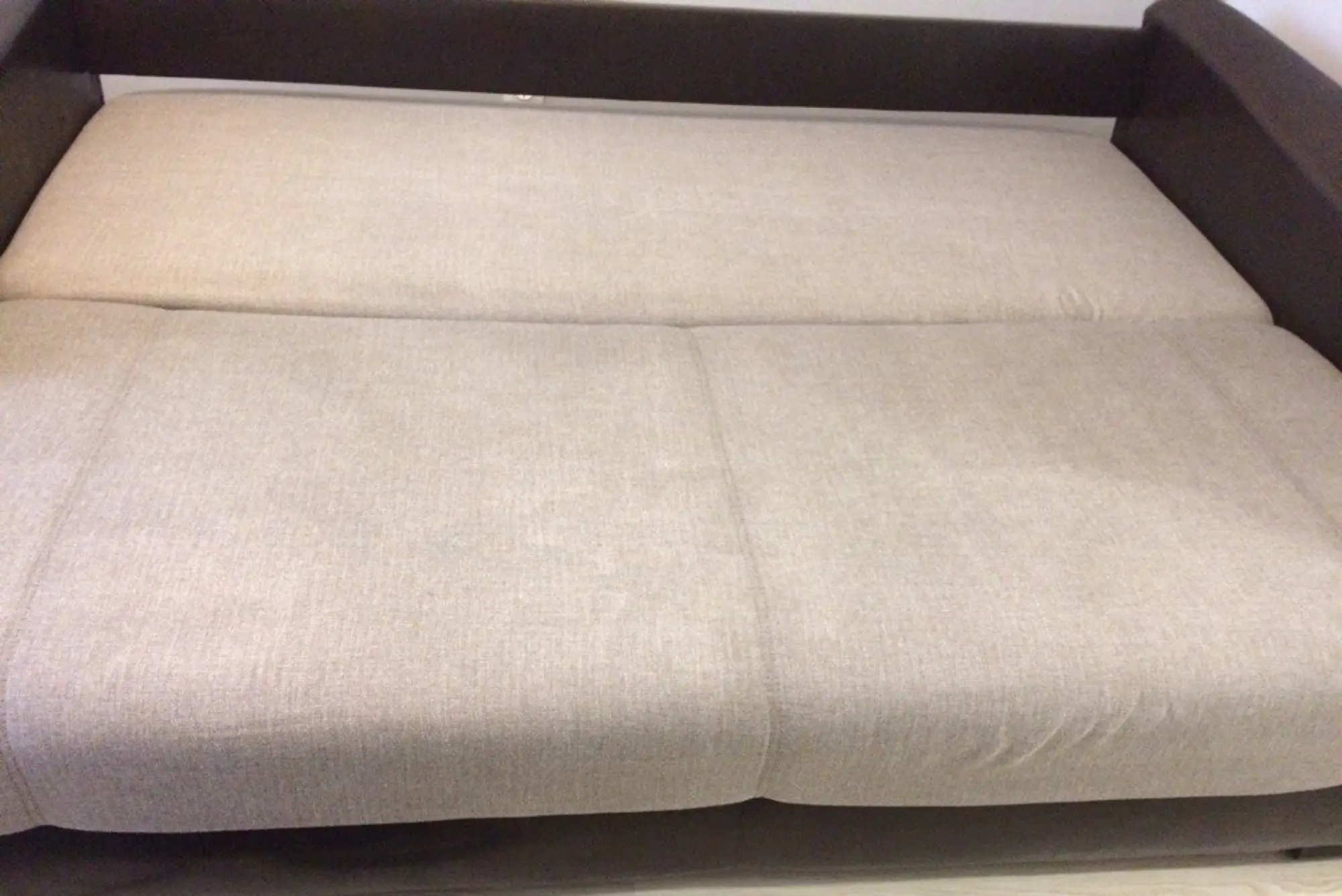 Das gleiche Sofa nach der Polsterreinigung in Leverkusen: sauber, frisch und fleckenfrei.