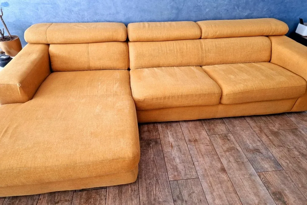 Strahlend sauberes Sofa nach der erfolgreichen Polstermöbelreinigung in Hagen