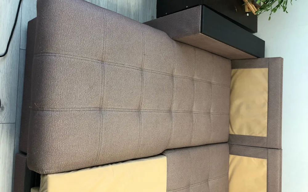 Aufbereiteter Couch nach der Sofareinigung (oder Polsterreinigung) in Oberhausen – sieht wieder einladend und gepflegt aus.