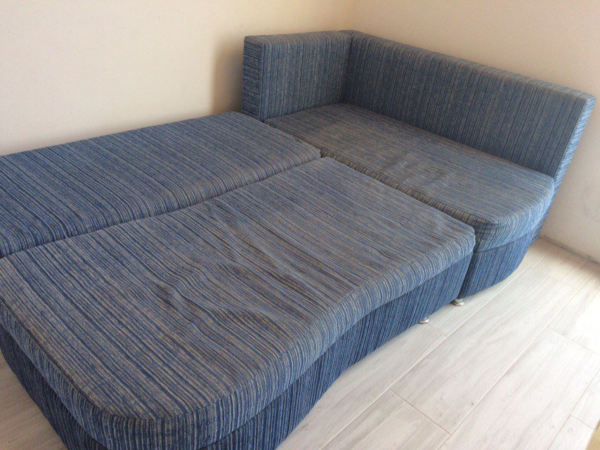 Verschmutztes Sofa vor der Polsterreinigung